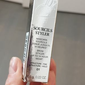 Brow styler.   Sourcils styler